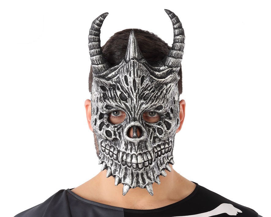 Mask sarvedega