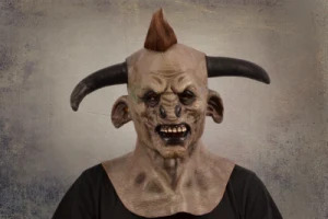 Monster sarvedega, mask